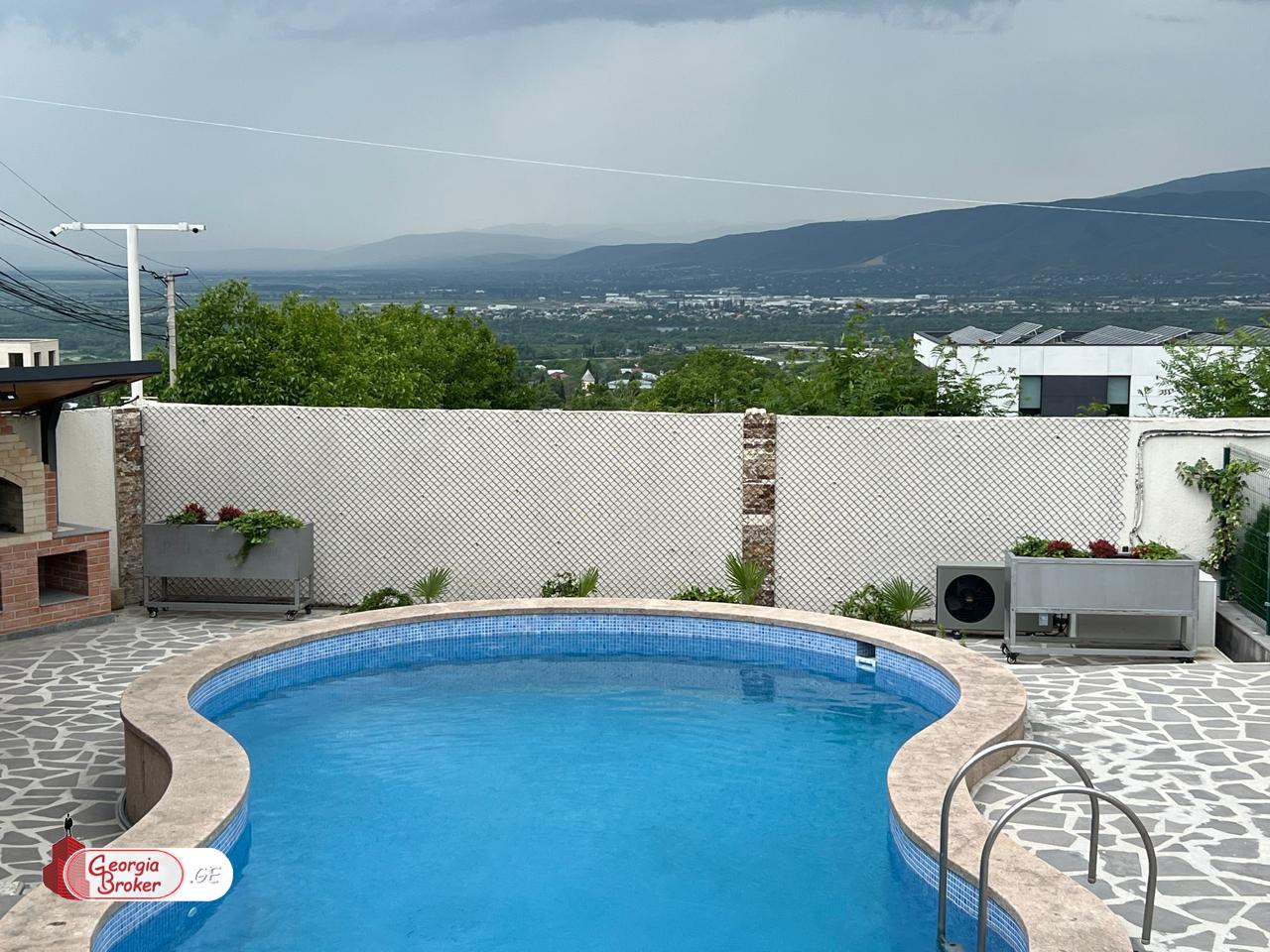 ქირავდება ახალი გარემონტებული 10 ოთახიანი სახლი საგურამოში